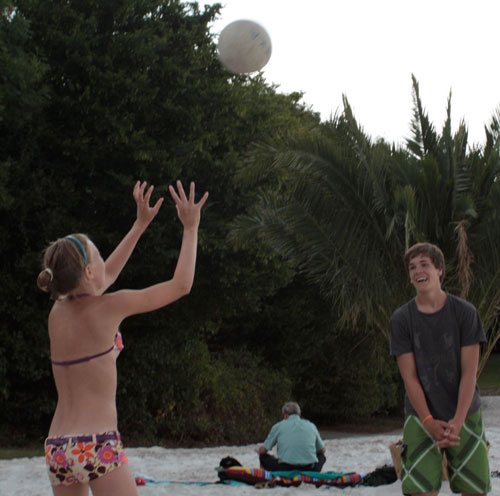 Outdoor-Aktivitäten wie Volleyball sind im Blackfoot Beach jederzeit möglich (Bild: Christian Rentrop)